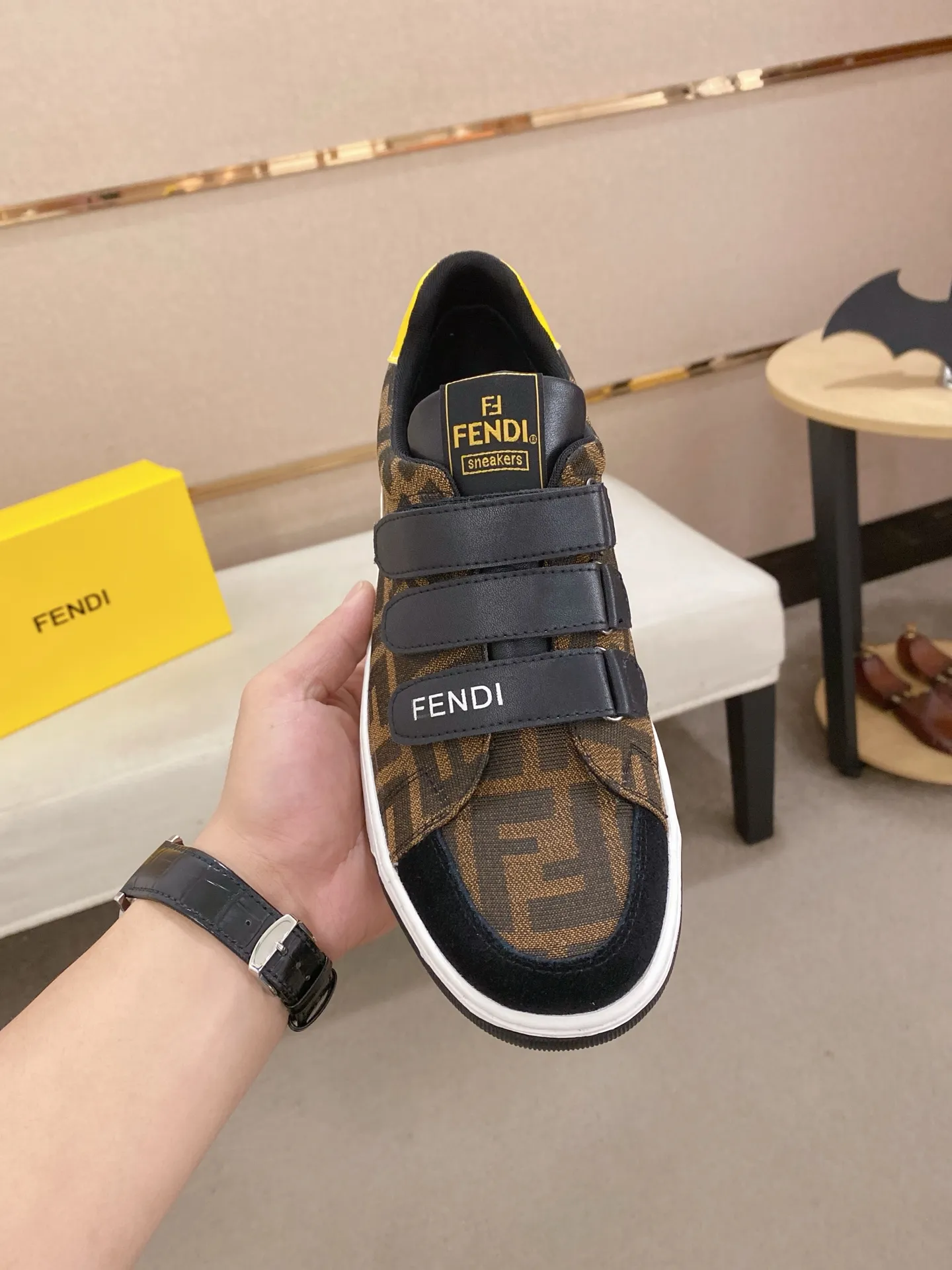 Men's shoes 💰 400💰 (FENDI) New high-top 👊🏻 upper 🇮🇹 imported cowhide fabric 🇩🇪 lining imported sheepskin lining. The original outsole is molded to highlight the identity of every man, and the upper foot is stable and stable🚶🏻🚶🏻The high-end custom counters reproduce the original version📯No matter the wind or rain, the shoe last remains unchanged and can withstand the verification of time🔍️,🔵 Size: 38-44 (45 is custom-made and cannot be returned or exchanged